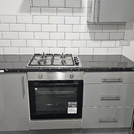 Spacious Double Bedroom With Private Toilet And Shared Kitchen With On Premesis Parking オールドベリー エクステリア 写真