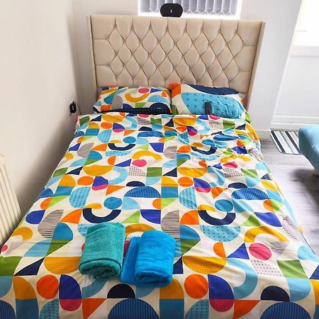 Spacious Double Bedroom With Private Toilet And Shared Kitchen With On Premesis Parking オールドベリー エクステリア 写真