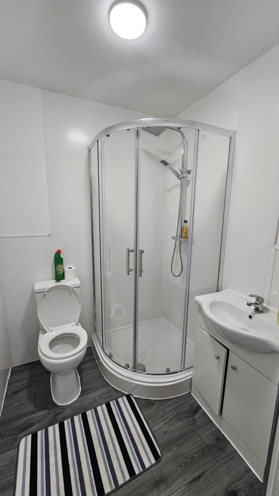 Spacious Double Bedroom With Private Toilet And Shared Kitchen With On Premesis Parking オールドベリー エクステリア 写真