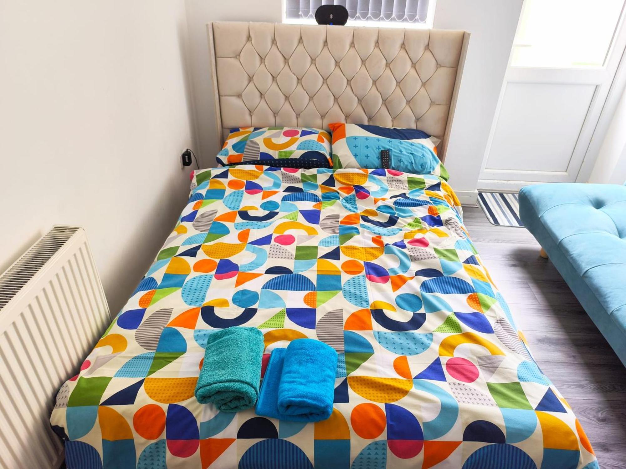 Spacious Double Bedroom With Private Toilet And Shared Kitchen With On Premesis Parking オールドベリー エクステリア 写真